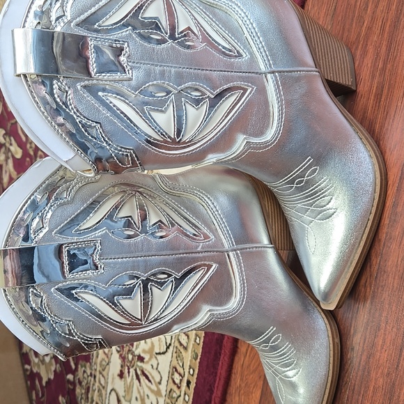 Nine West Silver Western Boots Size 5 - Picture 14 of 16
